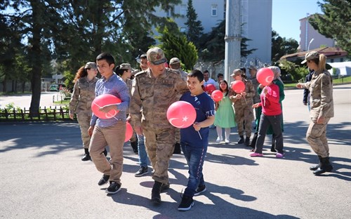 Engelliler Haftası Dolayısıyla Kilis Özel Eğitim Uygulama Okulu Öğrencilerini Kilis İl Jandarma Komutanlığı Yalnız Bırakmadı.